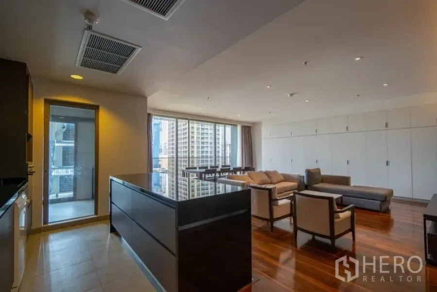 公寓 出租在Khlong Toei, Bangkok - 开放式客餐厅与中岛厨房，木地板与落地窗，城市景观