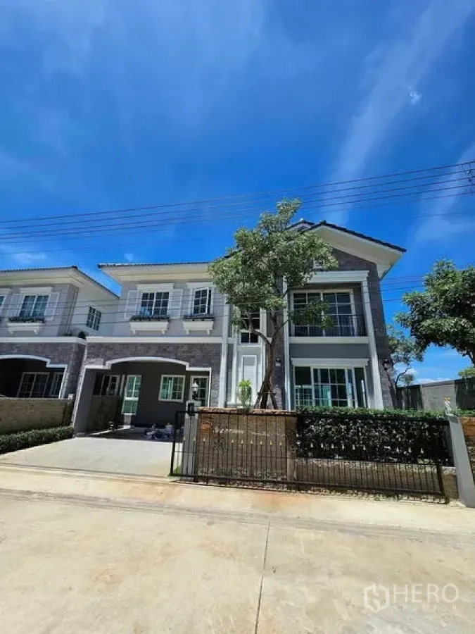 Detached House for rent in Thanyaburi, Pathum Thani - Front view of the detached house showing parking space and front fence