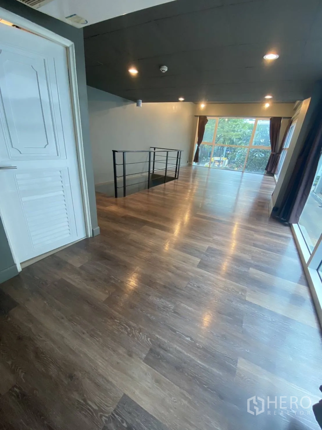 Retail Space for rent in Huai Khwang, Bangkok - Upper level corridor with recessed lights, stair opening and full-height windows.