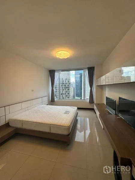 公寓 出租在Pathum Wan, Bangkok - 主卧带大窗户，享城市景观及内置收纳。