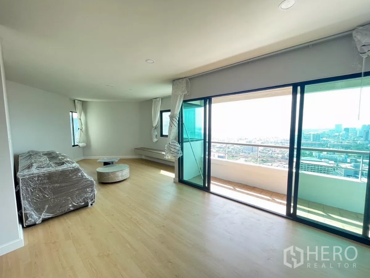Condominium for rent in Sathon, Bangkok - Large sliding glass doors open to a balcony overlooking the Bangkok skyline.