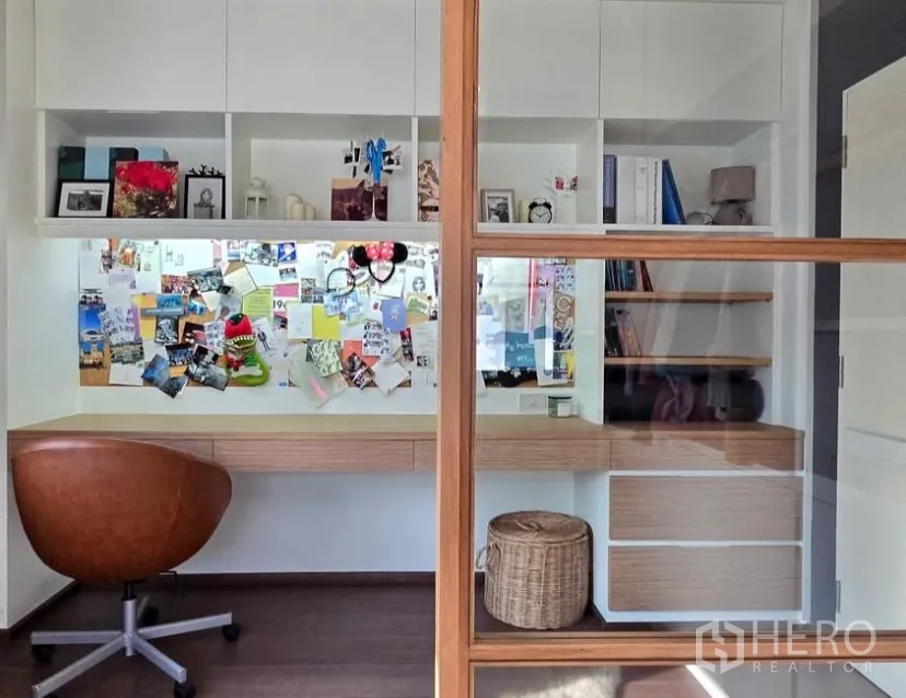 Detached House for rent in Bang Phli, Samut Prakan - Home office with built-in desk, storage and corkboard behind glass partition