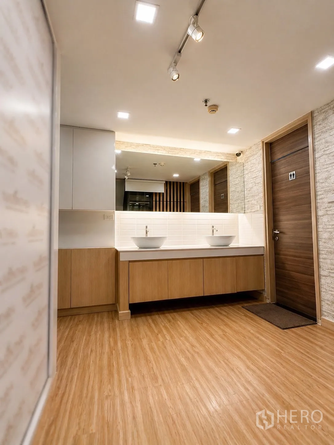 家庭办公室 for rent or sale in Yan Nawa, Bangkok - 公共洗手区，双台盆、大镜面与木质柜体。