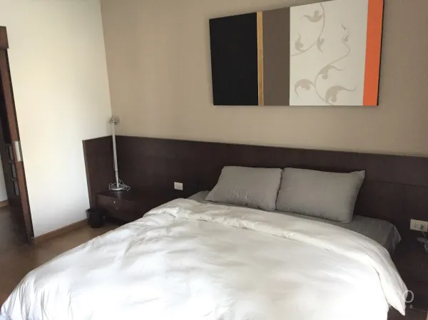 公寓 出租在Watthana, Bangkok - 温馨卧室，配大床、床头抽屉与现代装饰画，位于曼谷公寓。