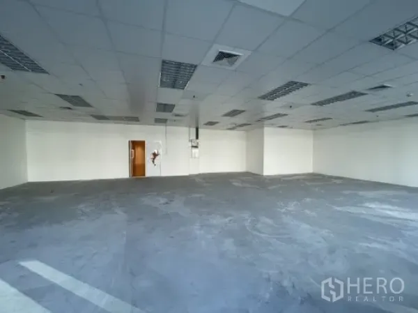 办公空间 出租在Khlong Toei, Bangkok - 未装修办公室，白色墙面、吊顶灯具与木质门。