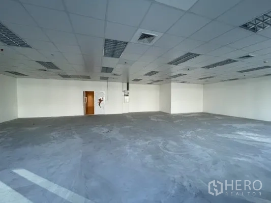 办公空间 出租在Khlong Toei, Bangkok - 未装修办公室，白色墙面、吊顶灯具与木质门。