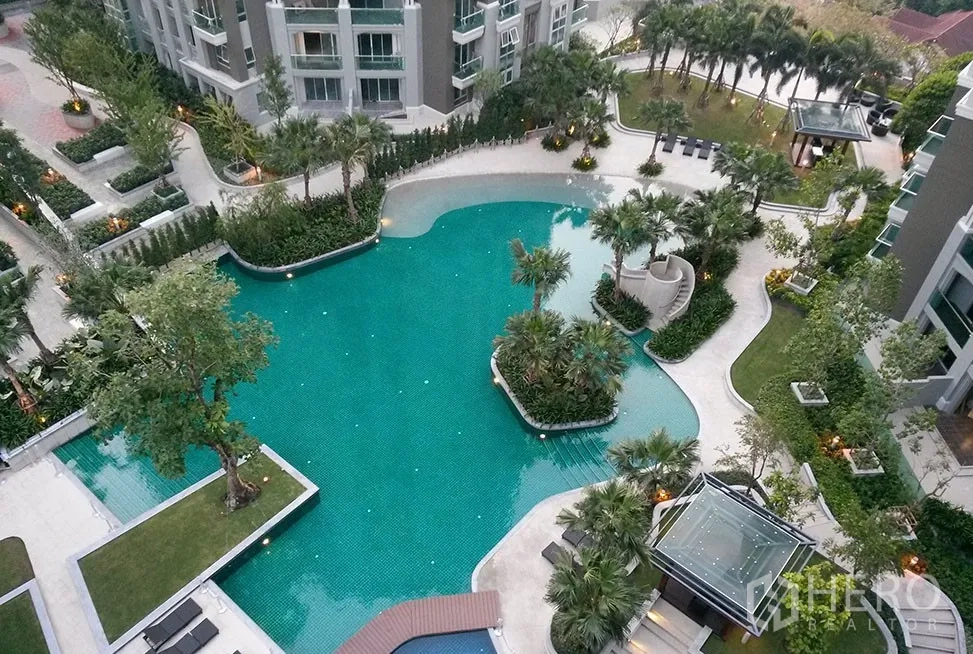 คอนโด ให้เช่าในHuai Khwang, Bangkok - มุมสูงของสระว่ายน้ำสไตล์รีสอร์ทและสวนของคอนโด