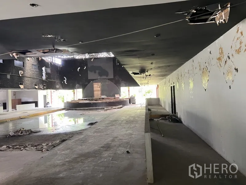 Warehouse for rent in Bang Kapi, Bangkok - Expansive hall with raised central platform and skylight, suited for showroom conversion.
