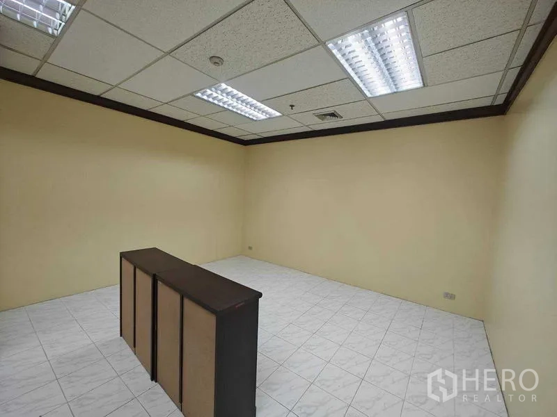 Office Space for rent in Din Daeng, Bangkok - Empty office room with tiled floor and drop ceiling lights.