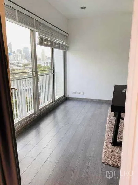 公寓 出租或出售在Watthana, Bangkok - 采光充足的学习区，落地窗并可直达阳台。