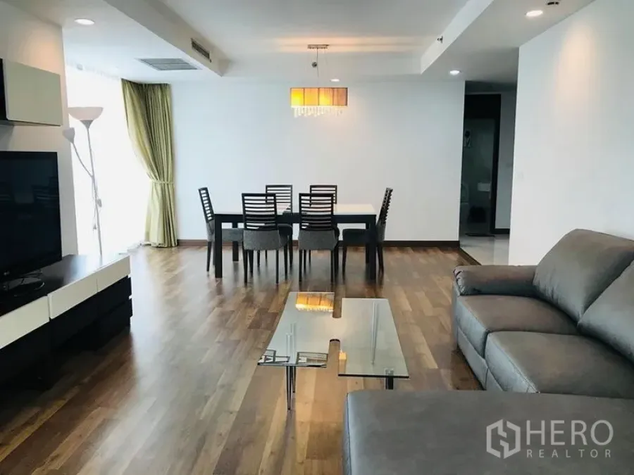 公寓 出租在Pathum Wan, Bangkok - 客餐厅一体，沙发、玻璃茶几与吊灯，采光良好。