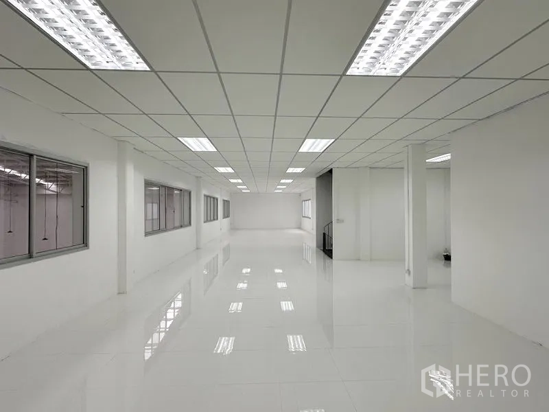 工厂 出租在Pathum Thani - 二楼明亮办公室，抛光地砖，窗户可眺望厂区。