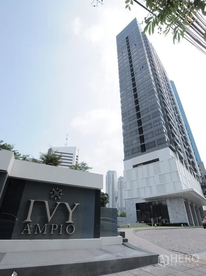 คอนโด ขายในHuai Khwang, Bangkok - มุมมองภายนอกคอนโด Ivy Ampio พร้อมป้ายโครงการและตึกสูง