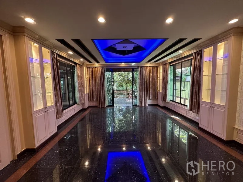 Detached House for sale in Lam Luk Ka, Pathum Thani - Formal lounge with blue LED coffered ceiling and built‑in display cabinets