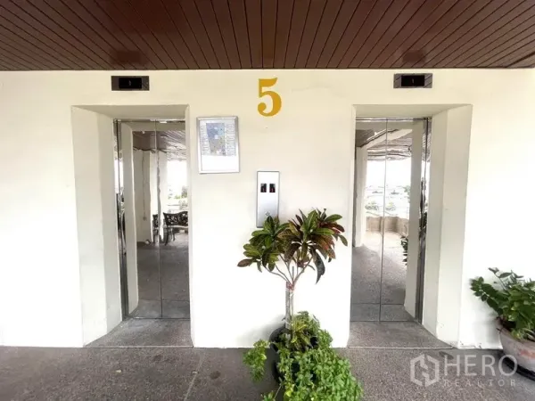 办公空间 出租在Khlong Toei, Bangkok - 办公楼五层大堂的两部电梯。