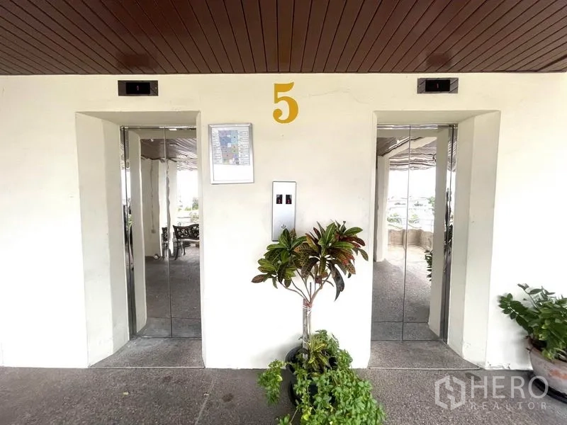 办公空间 出租在Khlong Toei, Bangkok - 办公楼五层大堂的两部电梯。