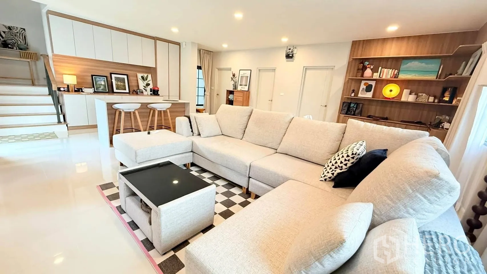 บ้านเดี่ยว for rent in Bang Phli, Samut Prakan - ด้านหน้าบ้านเดี่ยวสองชั้นสไตล์โมเดิร์น พร้อมที่จอดรถ รั้ว และต้นไม้