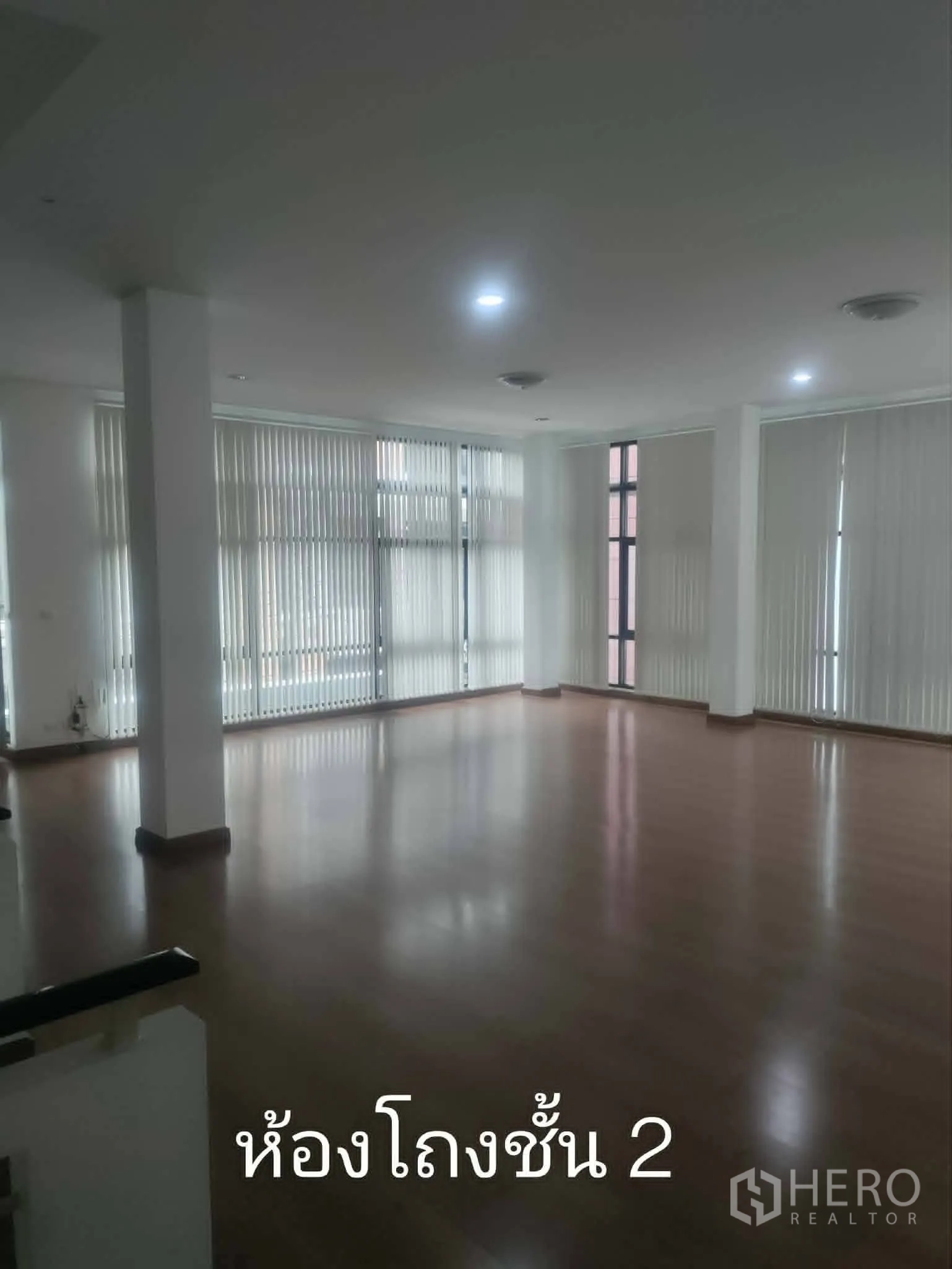 家庭办公室 for rent in Lat Phrao, Bangkok - 开放式房间另一视角，高窗采光充足。