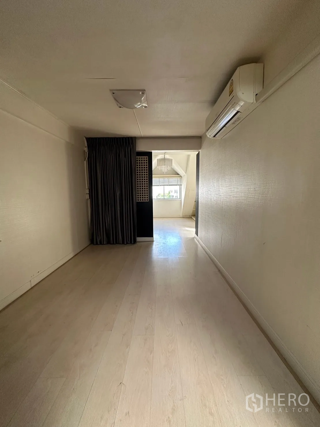 零售空间 出租在Watthana, Bangkok - 窄走廊，壁挂空调通向明亮房间