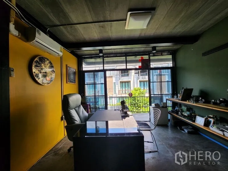 带办公室的家 出售 - 行政办公室另一角度，书桌与置物架，绿意景观。