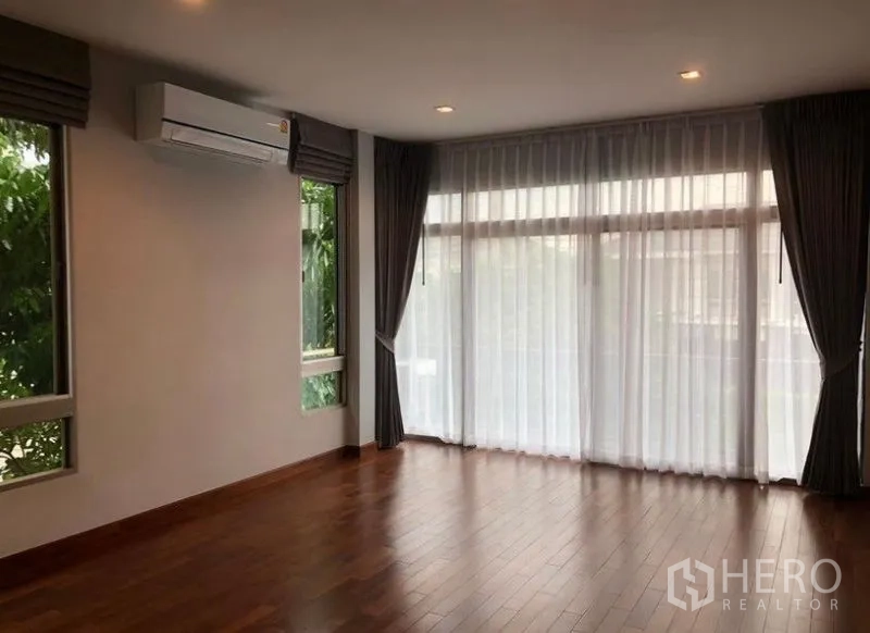 独立式住宅 出租在Lat Krabang, Bangkok - 主卧，木地板，宽窗与空调。