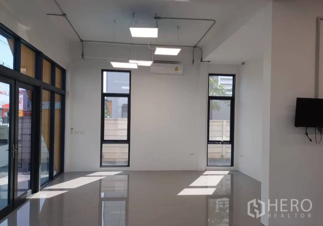 工厂 出售在Lam Luk Ka, Pathum Thani - 接待/展示空间，落地窗、空调与玻璃推门