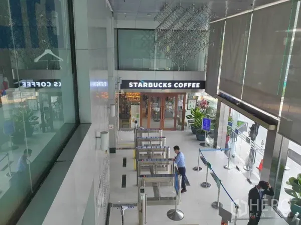 สำนักงาน ให้เช่าในRatchathewi, Bangkok - ลอบบี้อาคารมีประตูกั้นรักษาความปลอดภัยและร้านกาแฟหน้าอาคาร