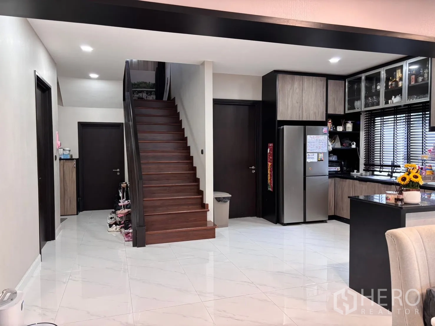 บ้านเดี่ยว for rent in Bang Phli, Samut Prakan - พื้นที่ชั้นล่างแบบเปิดโล่งพร้อมบันไดไม้และโซนครัว