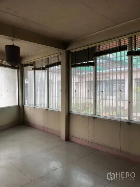 店屋 出租在Bangkok - 明亮转角空间，多扇推拉窗与旧百叶，适合翻新改造。