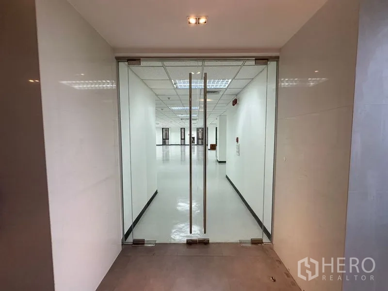 办公空间 出租 - 双开玻璃门入口，通向现代开放式办公室。