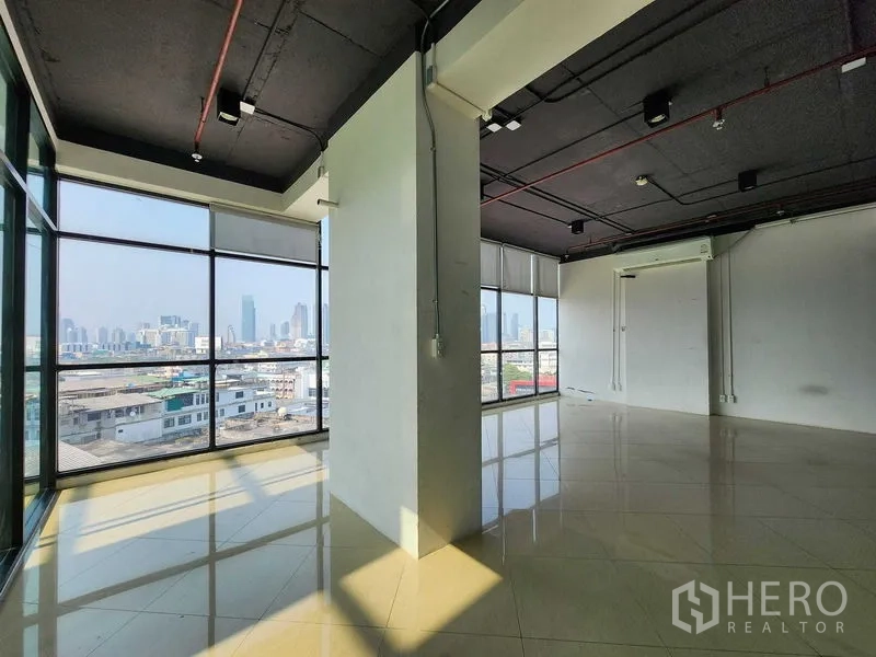 办公空间 出租在Yan Nawa, Bangkok - 开放式办公室，中央立柱与黑色外露天花，享城市景观。