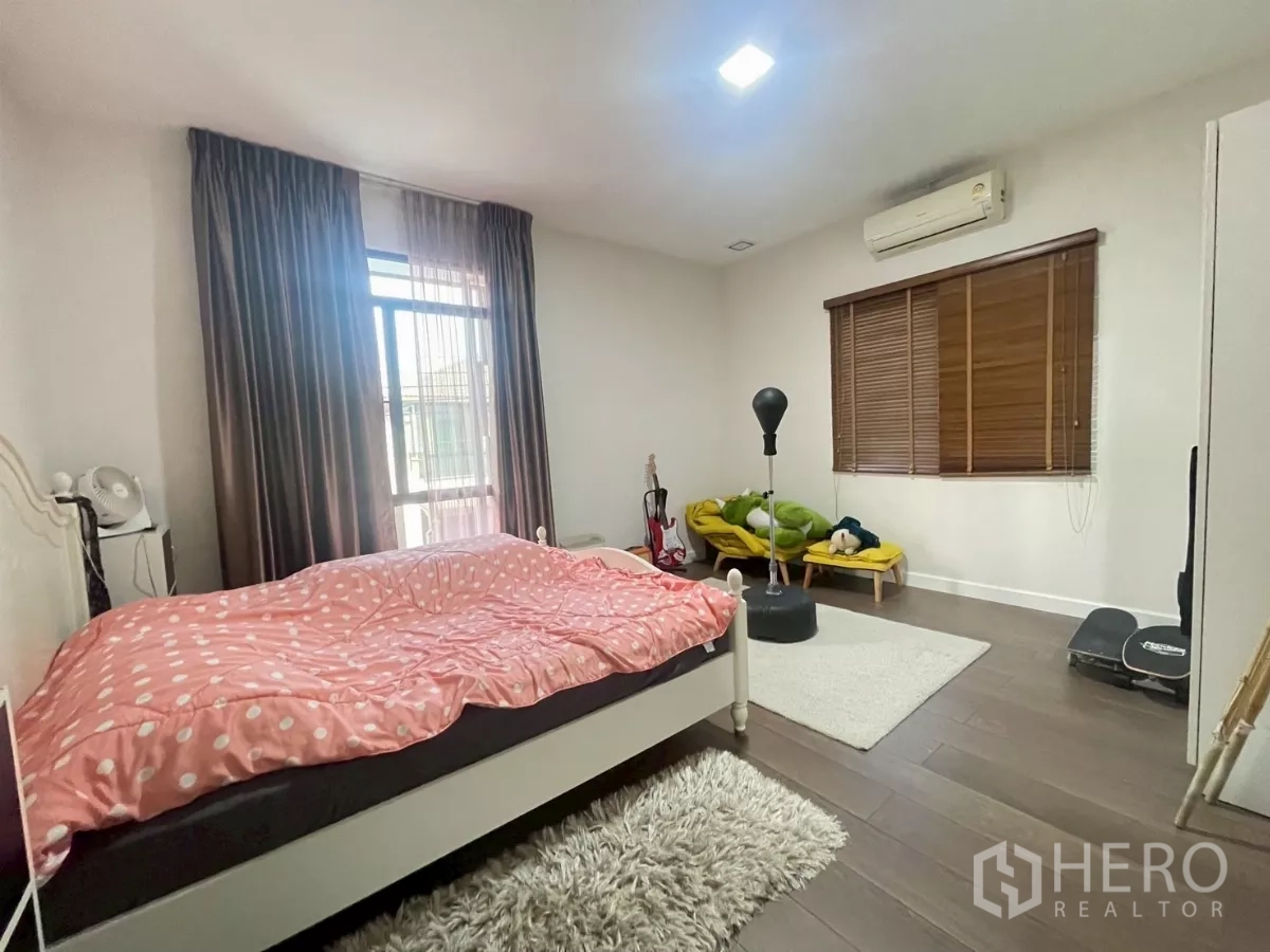 บ้าน ขายในBang Phli, Samut Prakan - ห้องนอนกว้าง หน้าต่างบานใหญ่ เครื่องปรับอากาศ และพื้นไม้