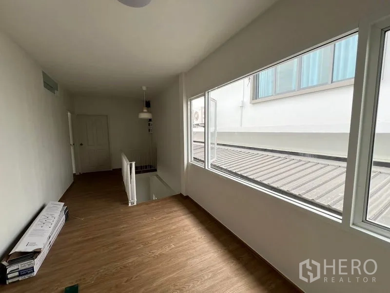 带办公室的家 出租在Huai Khwang, Bangkok - 二层走廊，大窗与木纹地板，旁接楼梯。