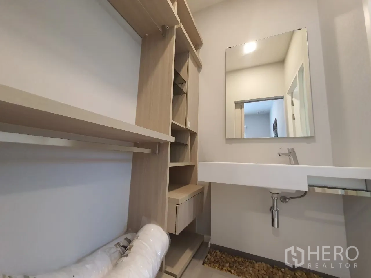 独立式住宅 出租在Prawet, Bangkok - 更衣区，开放式层架与带镜子的台面。