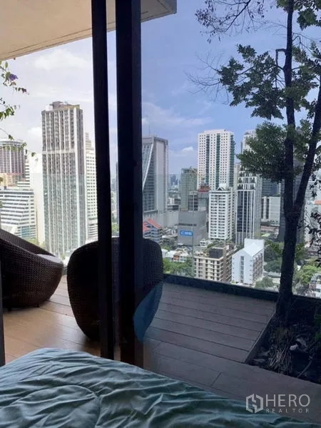 คอนโด ขายในWatthana, Bangkok - มุมมองจากห้องนอนไปยังระเบียงผ่านประตูกระจก บนฉากหลังวิวเมือง