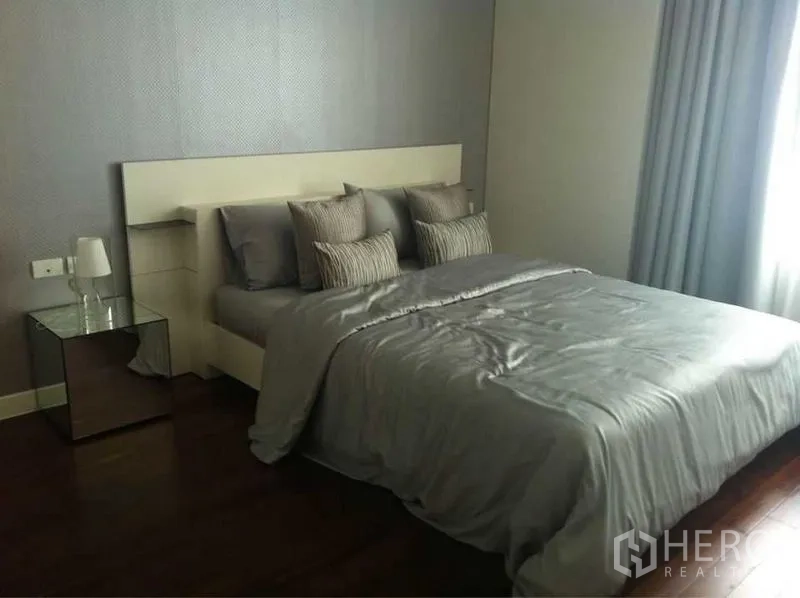 公寓 出售在Ratchathewi, Bangkok - 第二卧室，灰色床品，镜面床头柜，特色墙面与木地板。