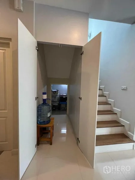 独立式住宅 出租或出售在Lat Krabang, Bangkok - 楼梯下收纳柜，旁有木踏步白色楼梯。