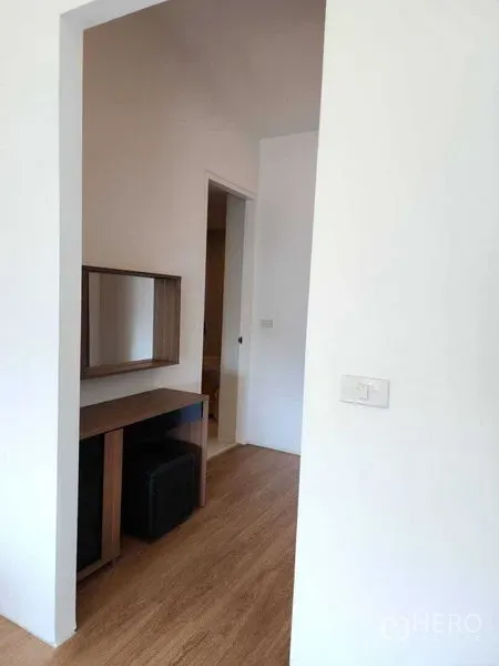 公寓 出租在Phaya Thai, Bangkok - 紧凑的更衣角落，带木质梳妆台与镜子。