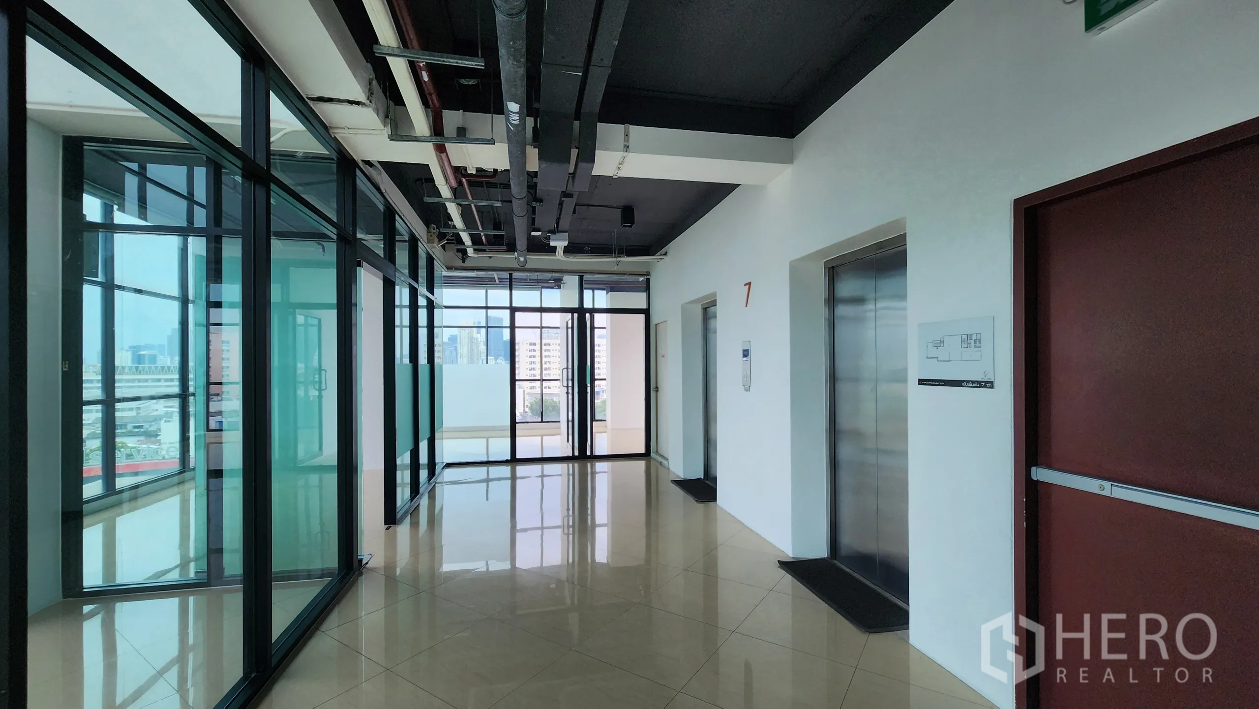 办公空间 出租在Yan Nawa, Bangkok - 电梯大厅与玻璃入口，尽头有阳台。