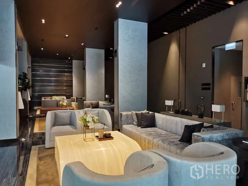 公寓 出租或出售在Watthana, Bangkok - 公寓大堂，雅致沙发与柔和灯光