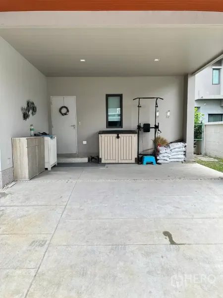 Detached House for rent in Saphan Sung, Bangkok - Spacious two-car covered parking area with storage cabinets under the roof.
