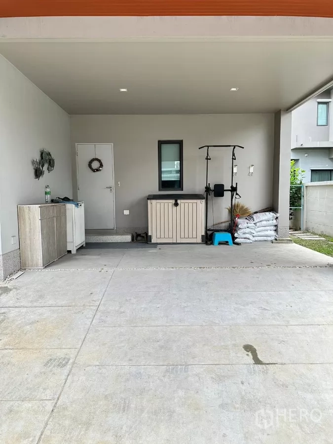 Detached House for rent in Saphan Sung, Bangkok - Spacious two-car covered parking area with storage cabinets under the roof.