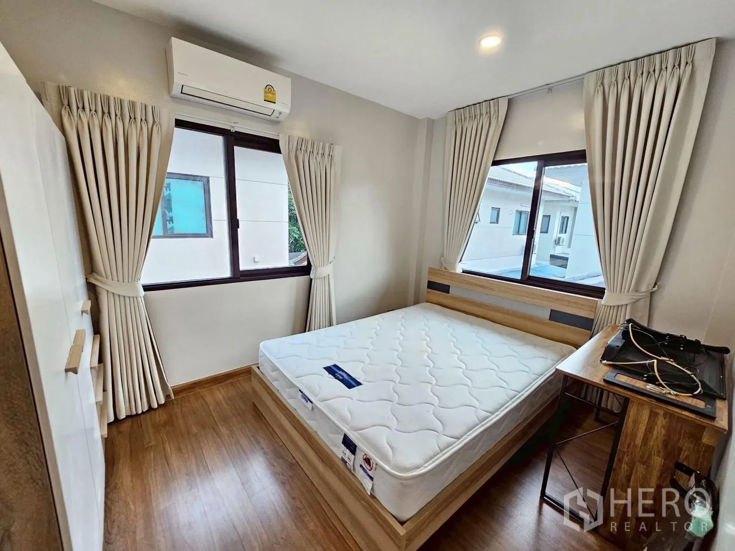 独立式住宅 出售在Bang Phli, Samut Prakan - 紧凑卧室，双人床与书桌，两面采光，木地板并配空调。