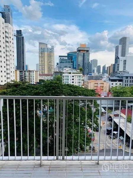 公寓 出租或出售在Watthana, Bangkok - 私家阳台俯瞰通罗天际线与绿意。