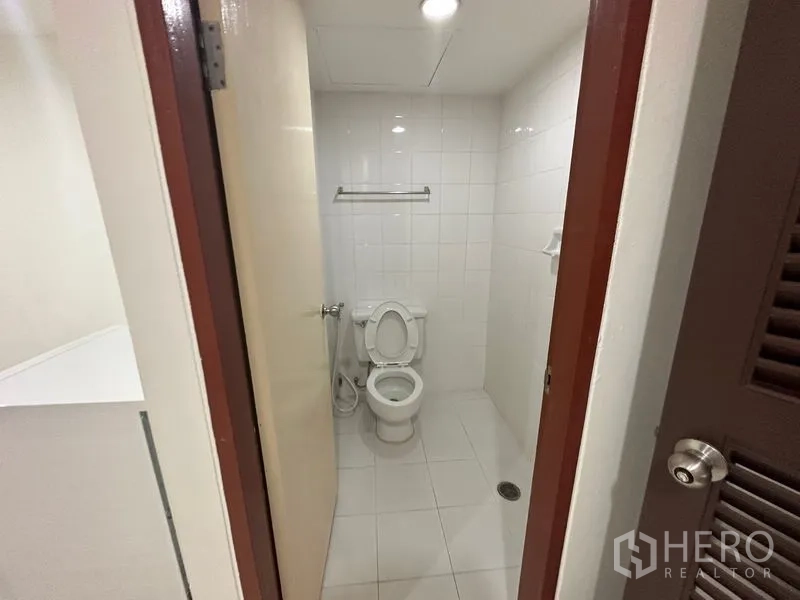 คอนโด ให้เช่าในWatthana, Bangkok - ห้องน้ำแขกแบบกะทัดรัด ผนังกระเบื้องขาว พร้อมสายฉีดชำระ
