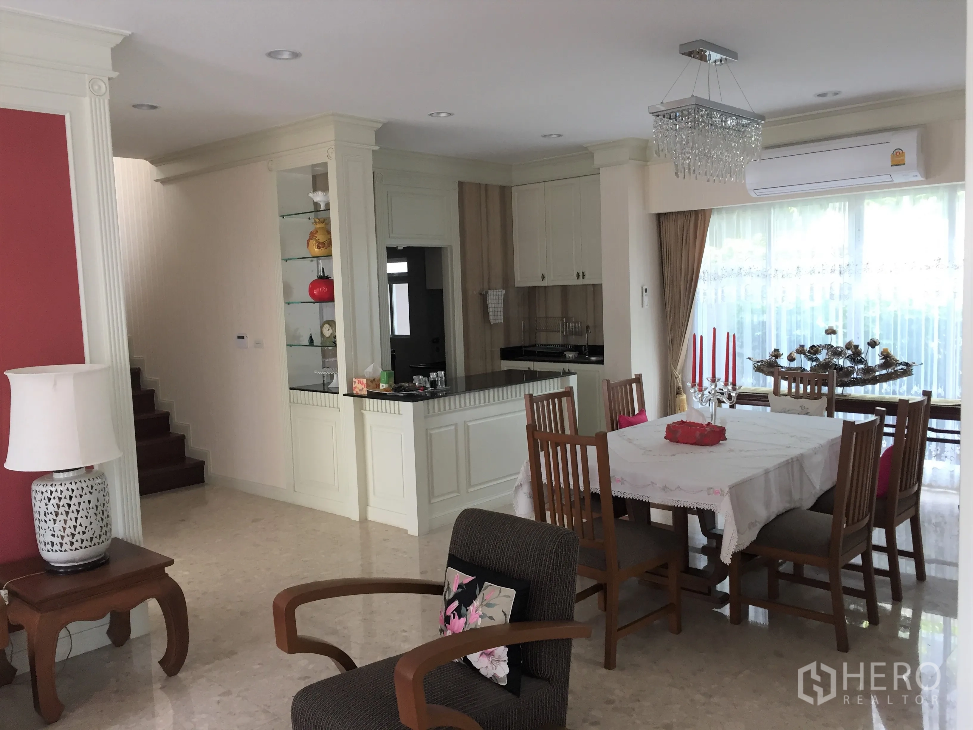 Detached House for rent in Saphan Sung, Bangkok - Bright dining area beside the kitchen with marble floors, large windows and a crystal chandelier.