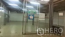 工厂 出售在Lam Luk Ka, Pathum Thani - 仓库内金属网围的安全储物区，顶置照明。