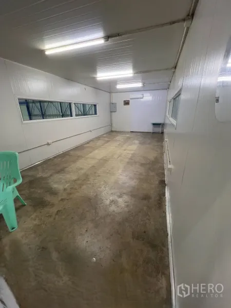 โกดัง for rent in Khlong Luang, Pathum Thani - ห้องออฟฟิศภายในโกดัง มีไฟฟลูออเรสเซนต์ หน้าต่าง และพื้นคอนกรีต
