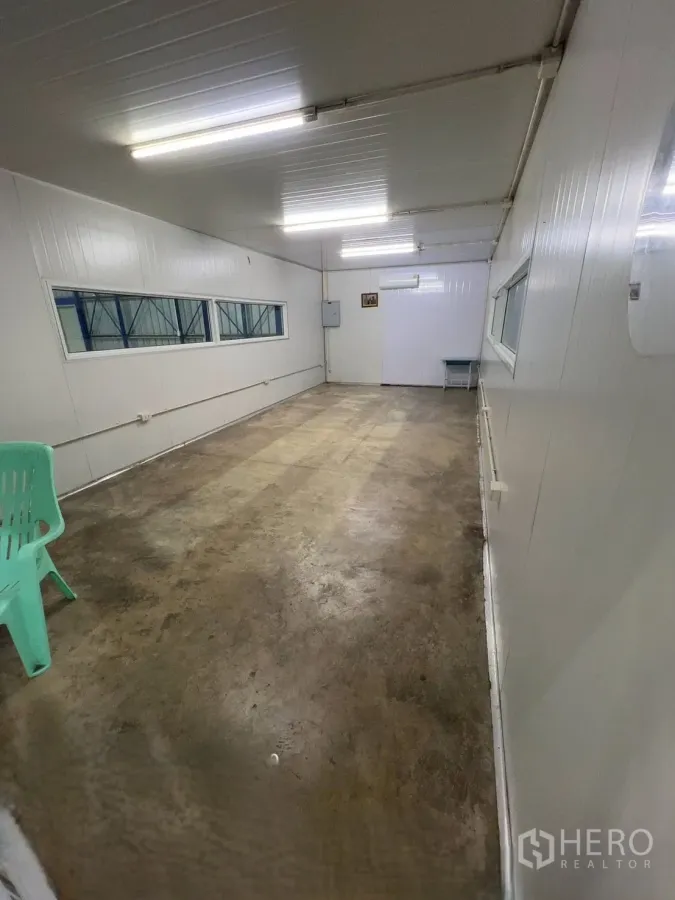 โกดัง for rent in Khlong Luang, Pathum Thani - ห้องออฟฟิศภายในโกดัง มีไฟฟลูออเรสเซนต์ หน้าต่าง และพื้นคอนกรีต