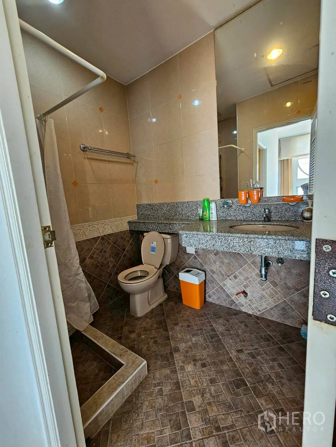 Detached House for rent or sale in Bang Lamung, Chon Buri - Bathroom with granite vanity, mirror, toilet, and walk-in shower.